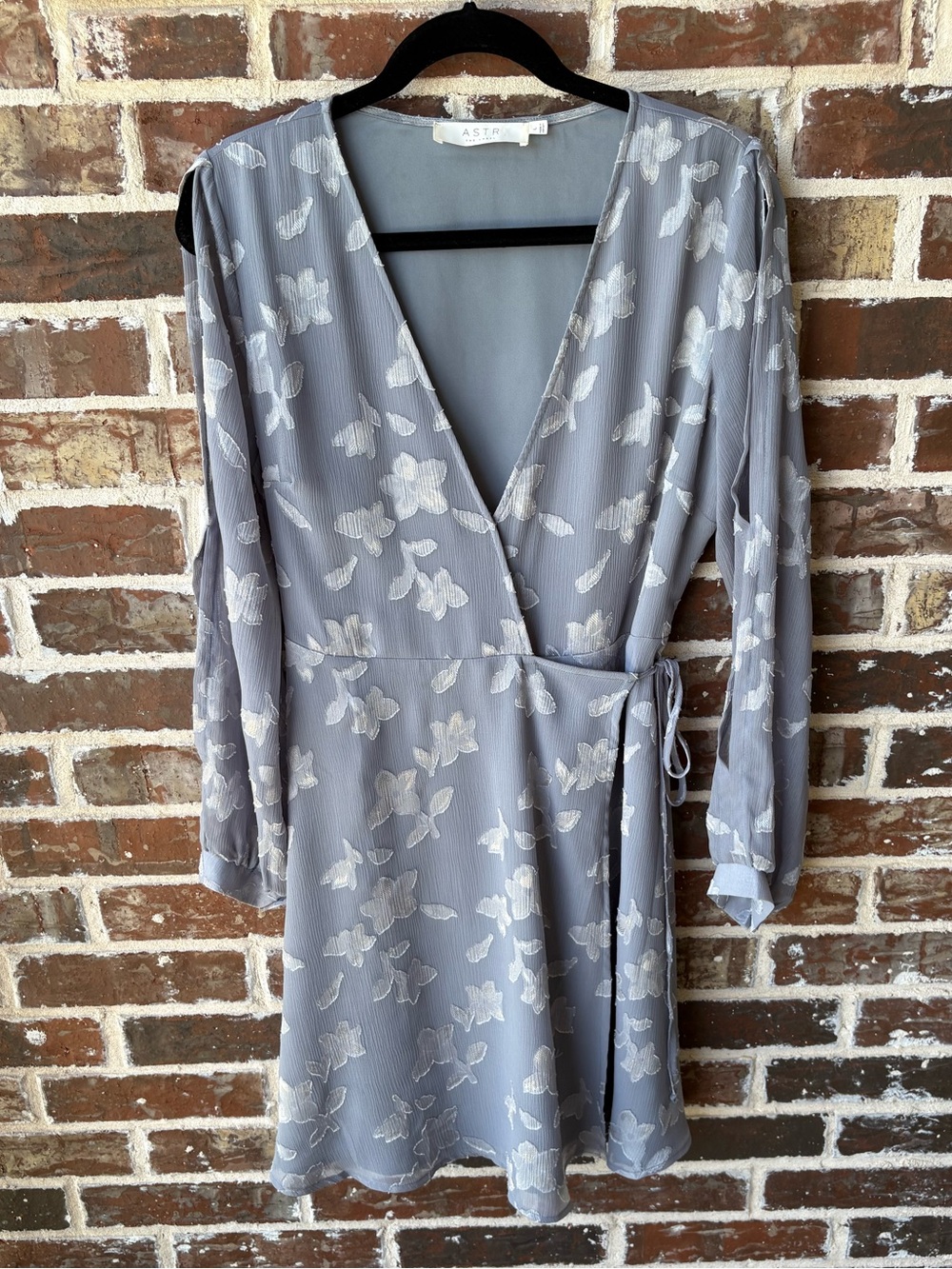 Astr The Label True Wrap Midi Dress Floral Gray Silver Open Sleeves Size Large